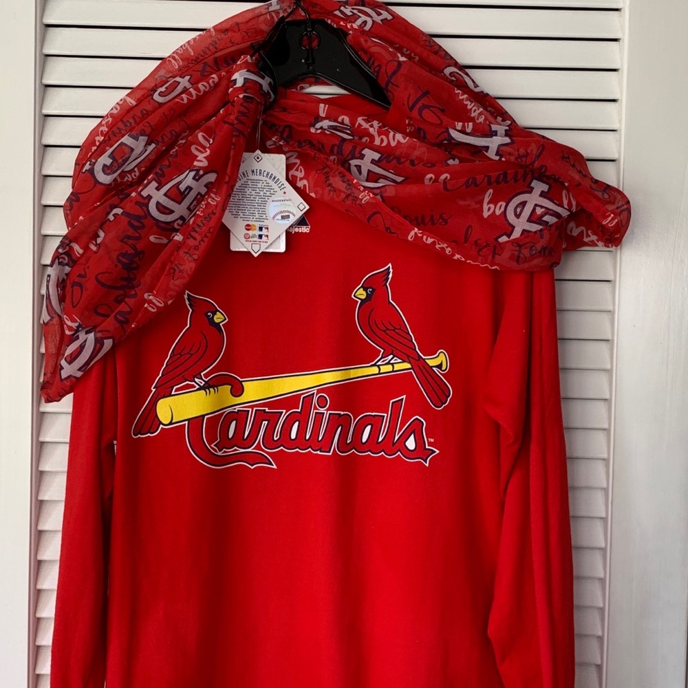 St Louis Cardinals t-shirt and neck scarf